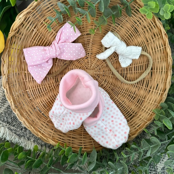 Carter’s 3 month baby girl booties & two matching girly hairpieces - Picture 8 of 10